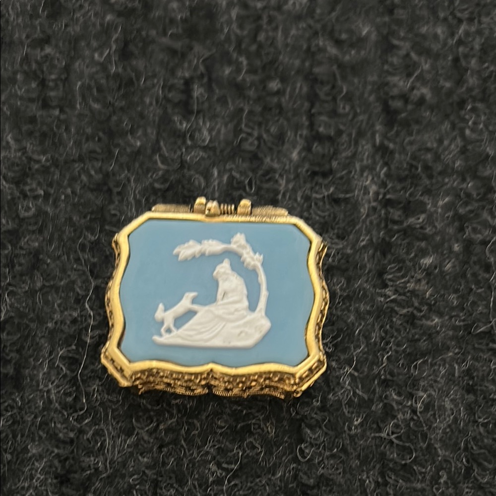VINTAGE Max Factor, The Wishing Tree, compact. Gold and Blue Cameo